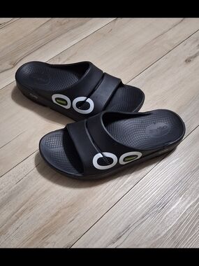 OOFOS Black Slide Sandals with White & Green Logo Unisex W9/M7